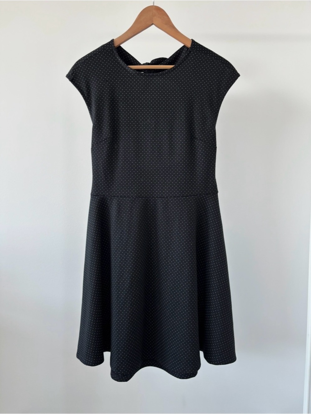 | Gap | Classic Black Cap-Sleeve Dress with White Polkadots Women’s size 06